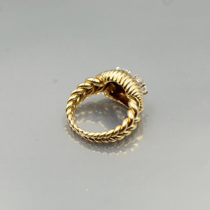 null Bague en or jaune 18K (750) sur monture chevronnée et guillochée retenant deux...