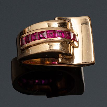 null 18K (750) yellow gold tank ring set with nine calibrated rubies.

Marked with...