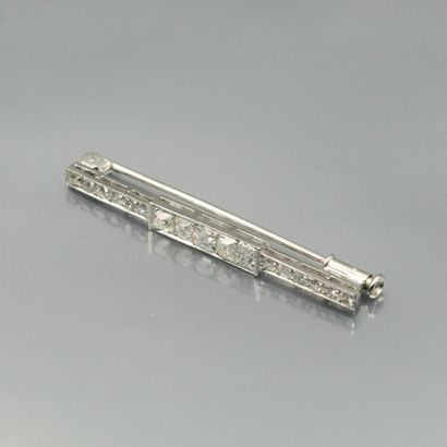 null 18K (750) white gold barrette brooch set with old-cut diamonds and brilliants.

Length...