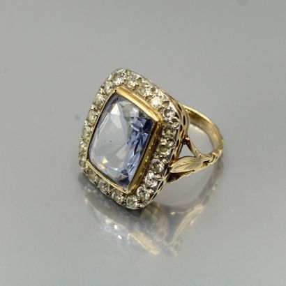 null 18K (750) yellow gold ring set with a rectangular sapphire in a diamond setting.

Weight...