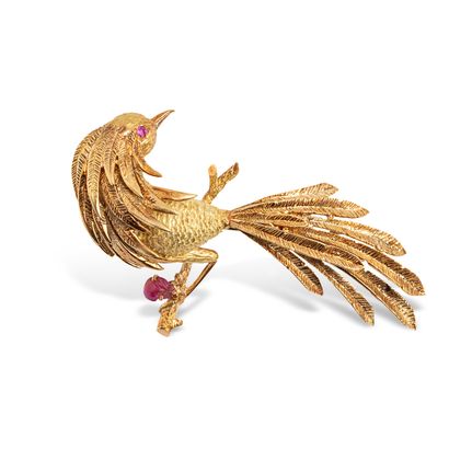 null 18K (750) yellow gold stylized brooch with a bird on a branch, holding a fruit...