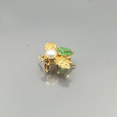 null 18K (750) yellow gold brooch featuring a bee with honeycomb wings, the body...