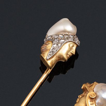 null 18K (750) yellow gold tie pin decorated with a profile of a soldier wearing...