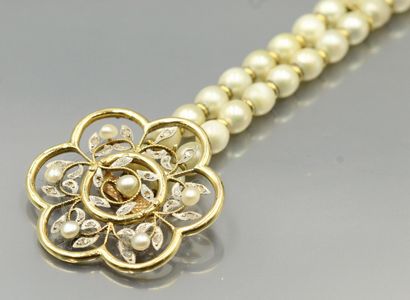 null Bracelet en or 18k (750) serti d'un double rang de perles de culture, orné d'un...