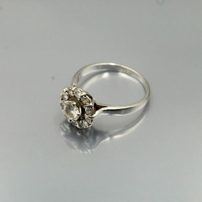 null An 18K (750) white gold ring set with a brilliant-cut diamond in a surround...