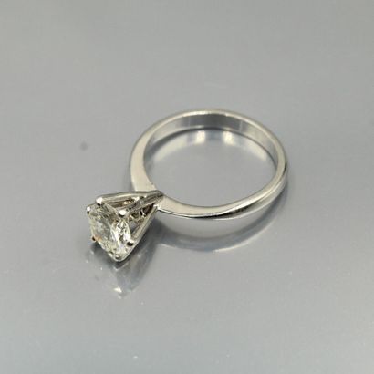 null 18K (750) white gold ring set with a brilliant-cut diamond.

Weight of the diamond:...