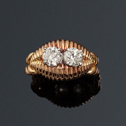 null 18K (750) yellow gold ring on a chevronné and guilloche setting holding two...