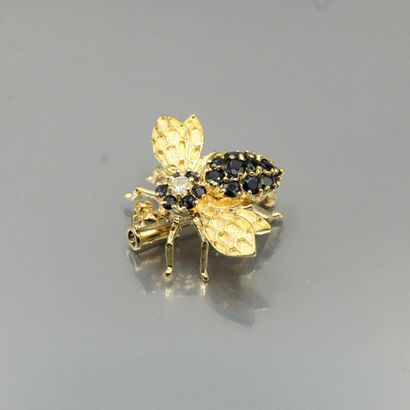null 18K (750) yellow gold brooch featuring a bee with honeycombed wings, the thorax...