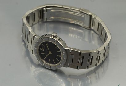 null BULGARI

Ladies' wristwatch in steel. Round case, back with snap closure. Black...