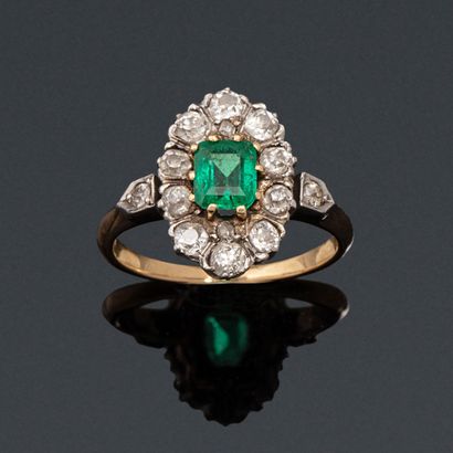 null 18K (750) yellow and white gold daisy ring set with a rectangular emerald surrounded...