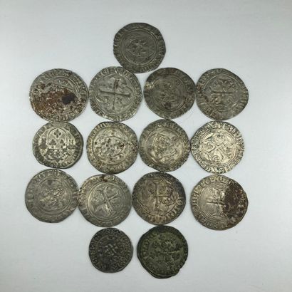 null FRANCE 

Lot of fifteen coins in billon : 

- Crown whites of Charles VII (x5),...