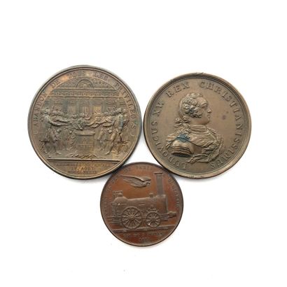 null FRANCE 

Lot de trois médailles en bronze : 

- Louis XV, Compagnie des Indes...