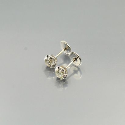 null Pair of 18K (750) white gold earrings set with a brilliant-cut diamond.

Alpa...