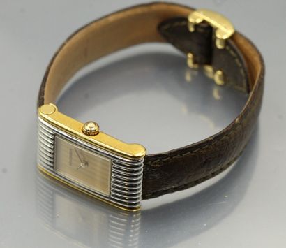 null BOUCHERON

No. AH 30573

Montre bracelet de dame en acier et plaqué or. Boîtier...