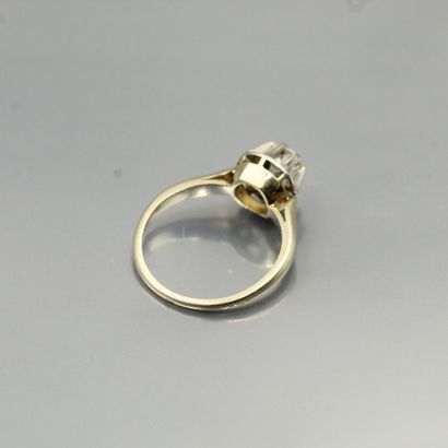 null Bague en or gris 18K (750) et platine sertie d'un diamant de taille ancienne.

Poinçons...