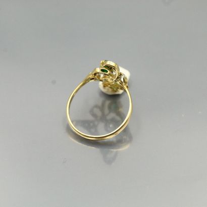 null Bague marquise en or jaune 18K (750) et platine ajourée ornée d'un diamant taille...