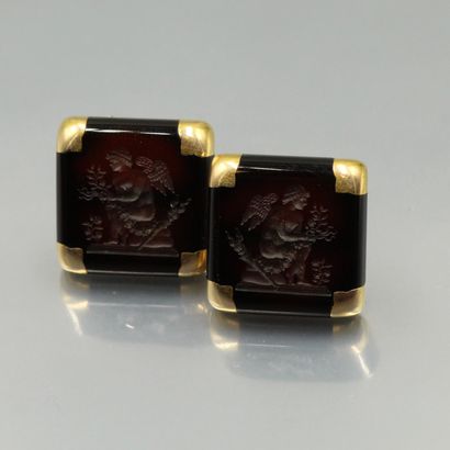 null A pair of 18K (750) yellow gold and onyx cufflinks, square shape, intaglio design...