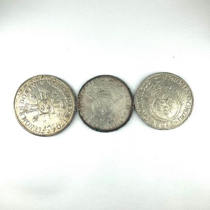 null LOUIS XIV (1643-1715)

Lot of three silver shields: 

- Type with palms, 1693...