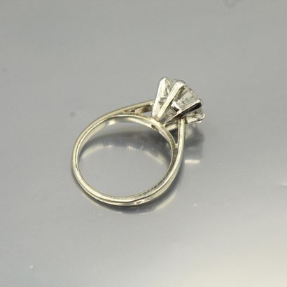 null Bague en or gris 18K (750) sertie d'un diamant taille brillant. 

Poids du diamant...