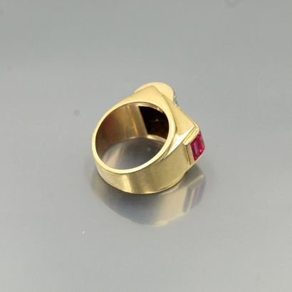 null 18K (750) yellow gold tank ring with two lines of diamonds and imitation red...