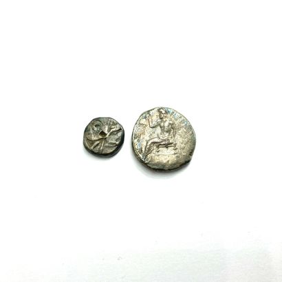 null PERSE

Lot de deux monnaies en argent : 

- Tétradrachme de Babylone (328-306...