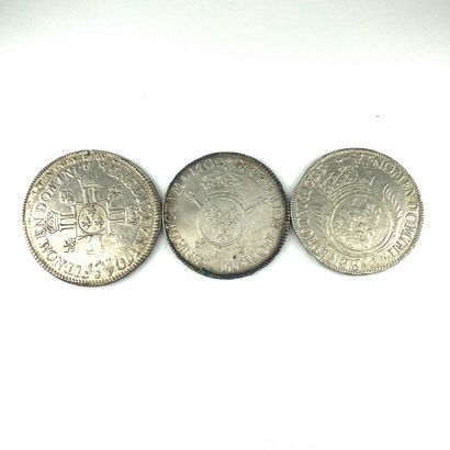 null LOUIS XIV (1643-1715)

Lot of three silver shields: 

- Type with palms, 1693...