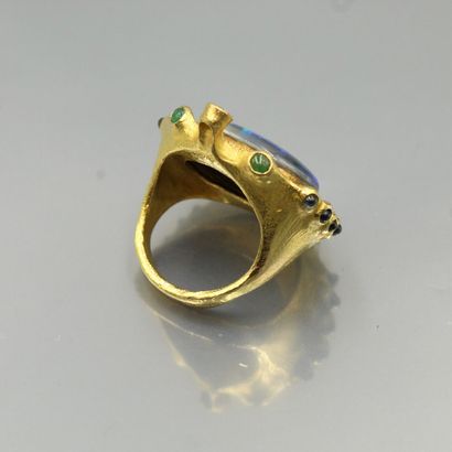null ZOBEL

18K (750) yellow gold ring set with an opal doublet and a brilliant-cut...