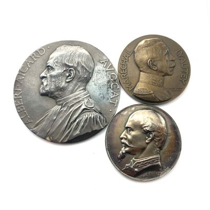null FRANCE 

Lot de trois médailles : 

- "A Chanzy, la 2e armée de la Loire" 1870-1871...