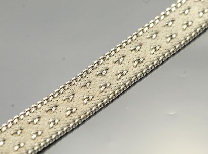 null Bracelet en or gris 18K (750) en maille pressée ornée de deux lignes de croisillons.

Poinçon...