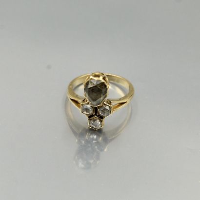null Bague duchesse en or jaune 18K (750) sertie d'un diamant de forme poire taille...