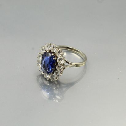 null 18K (750) white gold daisy ring set with an oval unheated sapphire surrounded...