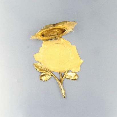 null 18K (750) yellow gold pendant with a rose. 

Hallmarked eagle head.

Height...