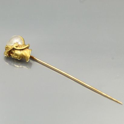 null 18K (750) yellow gold tie pin decorated with a soldier's profile wearing a mother-of-pearl...