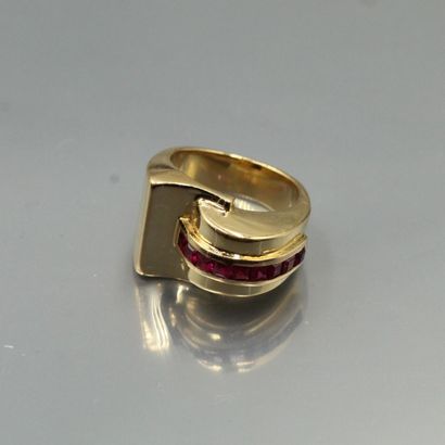 null 18K (750) yellow gold tank ring set with nine calibrated rubies.

Marked with...