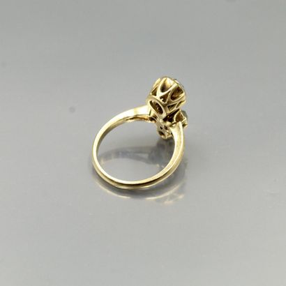 null Bague duchesse en or jaune 18K (750) sertie d'un diamant de forme poire taille...