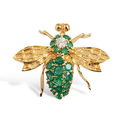 null 18K (750) yellow gold brooch featuring a bee, the wings honeycombed, the thorax...