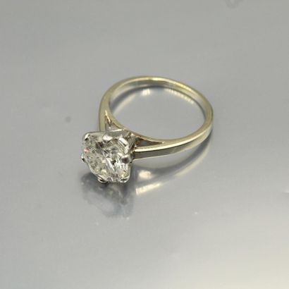 null Bague en or gris 18K (750) sertie d'un diamant taille brillant. 

Poids du diamant...