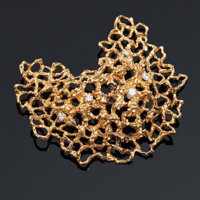 null GUBELIN 

Stylized 18K (750) yellow gold openwork brooch set with five brilliant-cut...