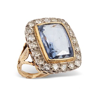 null 18K (750) yellow gold ring set with a rectangular sapphire in a diamond setting.

Weight...