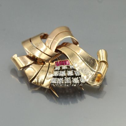 null 18K (750) rose gold and platinum clip featuring a bow decorated with red stones...