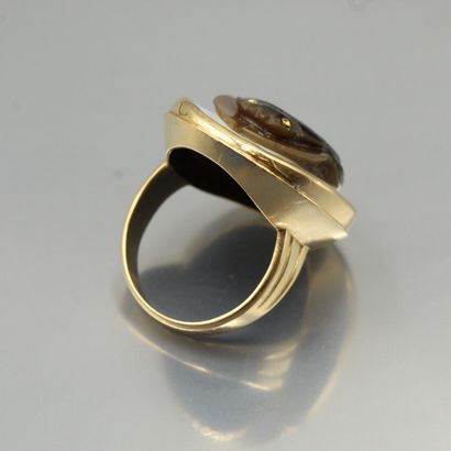 null 18K (750) yellow gold ring set with an agate cameo decorated with a beetle....