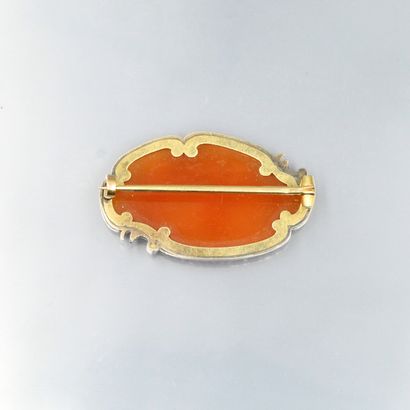 null An 18K (750) yellow gold, silver and carnelian cameo brooch with freeform rose-cut...