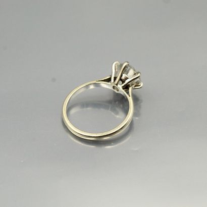 null Bague en or gris 18K (750) sertie d'un diamant taille ancienne.

Poinçon de...