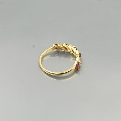 null Bague en or jaune 18K (750) sertie de rubis forme navette et diamants taille...