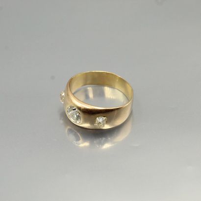 null 18K (750) yellow gold ring set with three old cut diamonds.

Owl hallmark.

Weight...