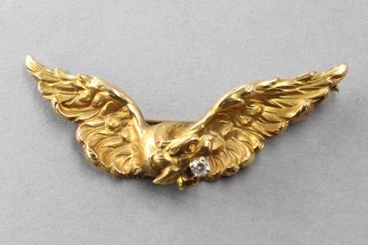 null 
Broche en or jaune 18K (750) figurant une chimère tenant dans sa gueule un...