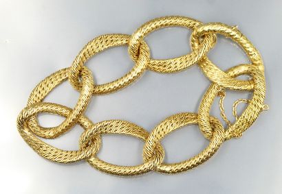 null GEORGES LENFANT

Bracelet en or jaune 18K (750) composé de maillons à filins...