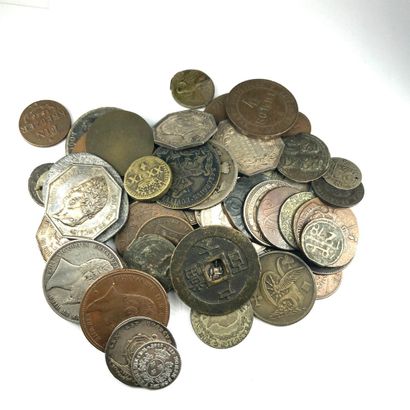 null Lot of sixty two 18th and 19th century silver and bronze coins and tokens. 

France...