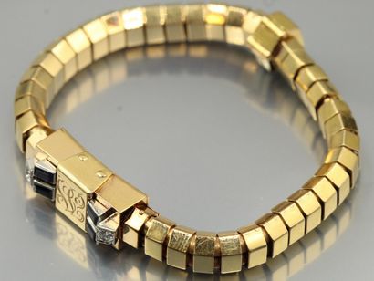 null 
Bracelet en or jaune 18K (750) et platine à mailles articulées, au centre un...