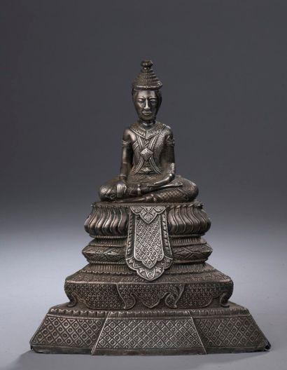 null THAILANDE - Début XXe siècle

Statuette de bouddha Maravijaya en feuille d'argent...